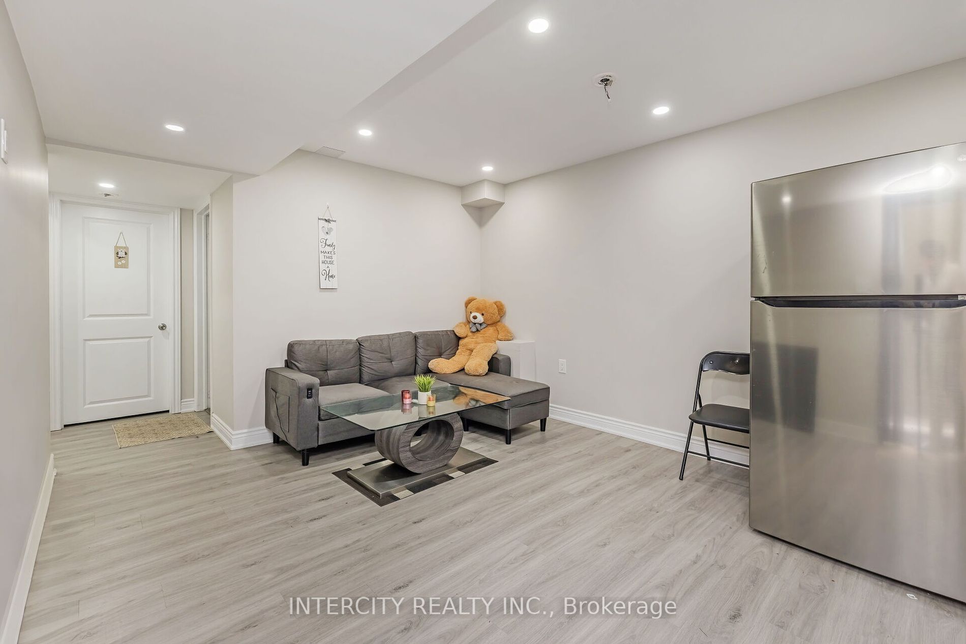 54 Moorcroft Pl