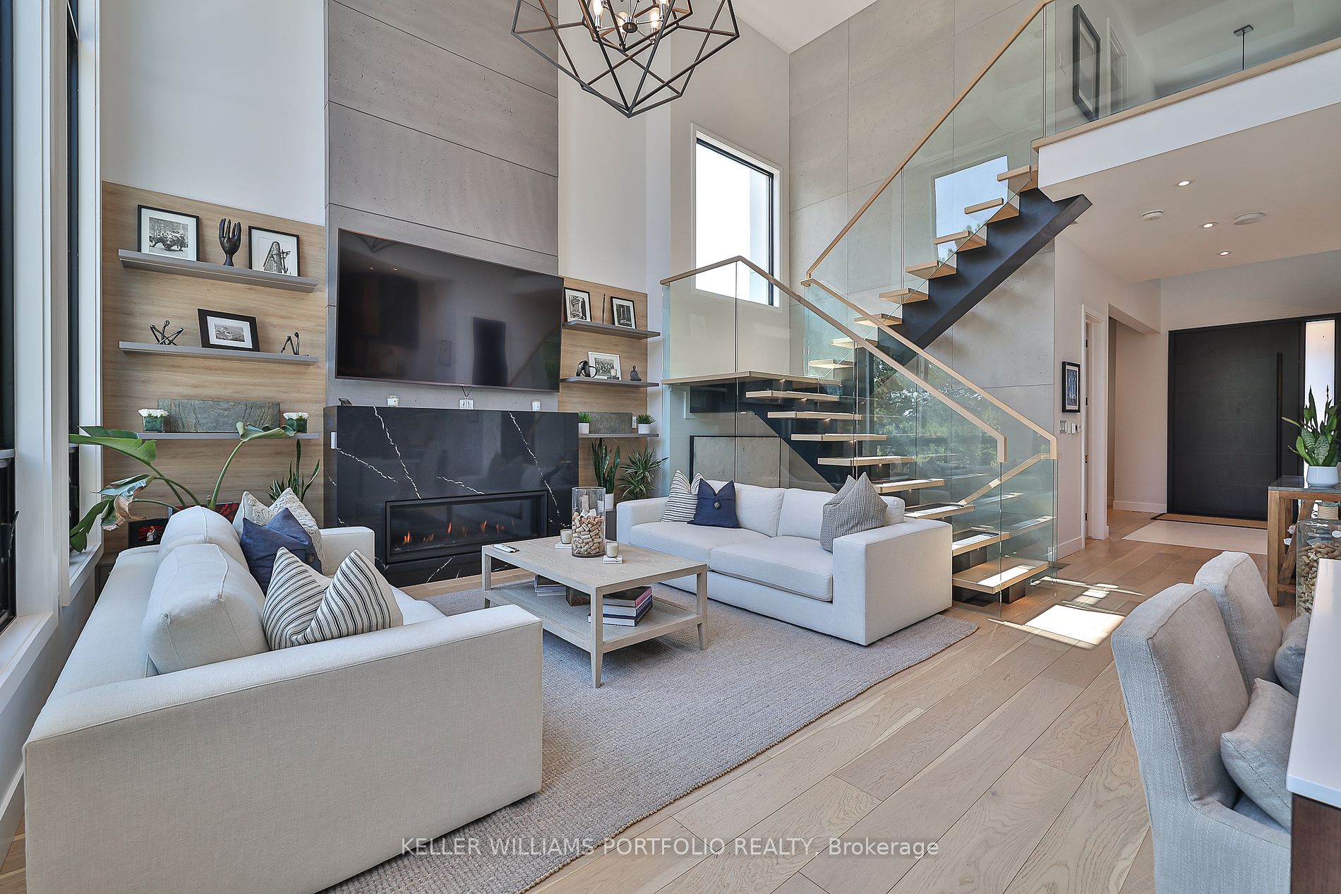 537 Warminster Dr
