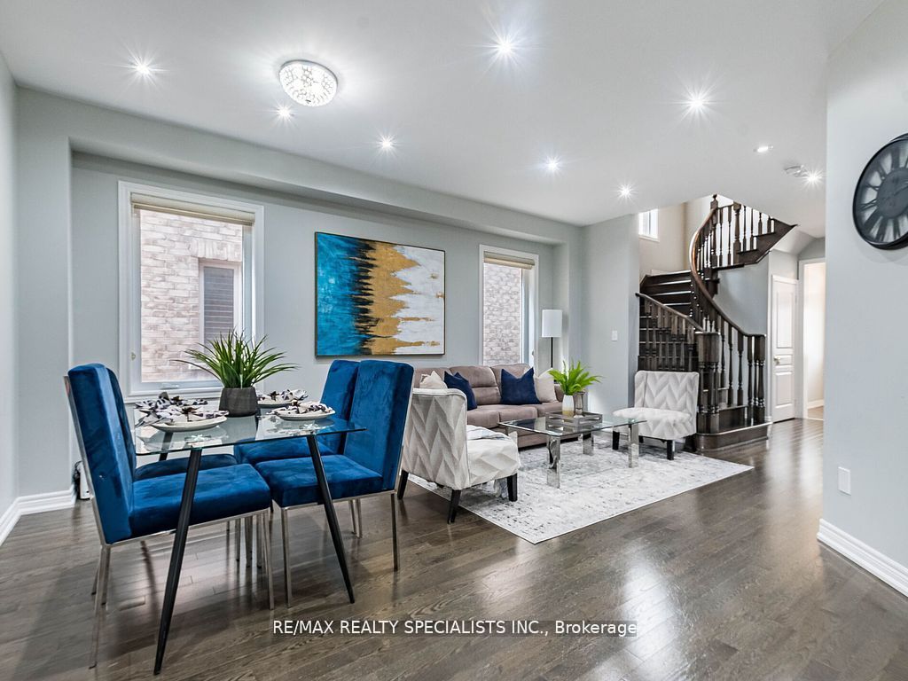 26 Lloyd Cres