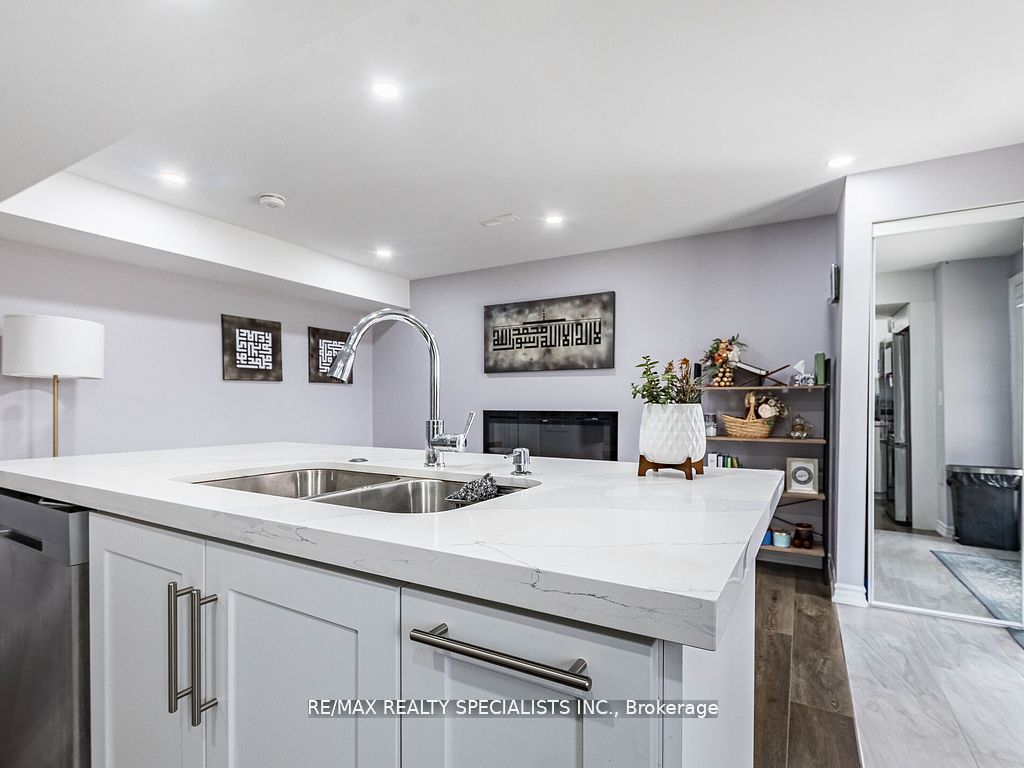 26 Lloyd Cres