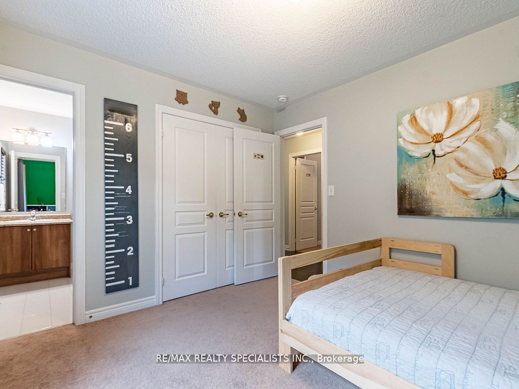 26 Lloyd Cres