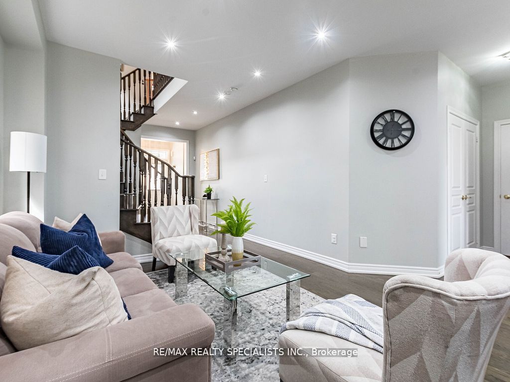 26 Lloyd Cres