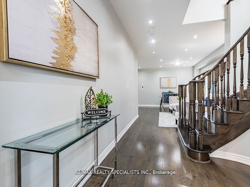 26 Lloyd Cres