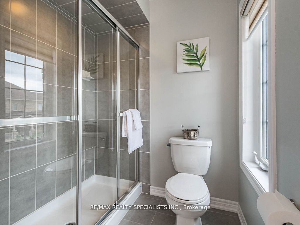 26 Lloyd Cres