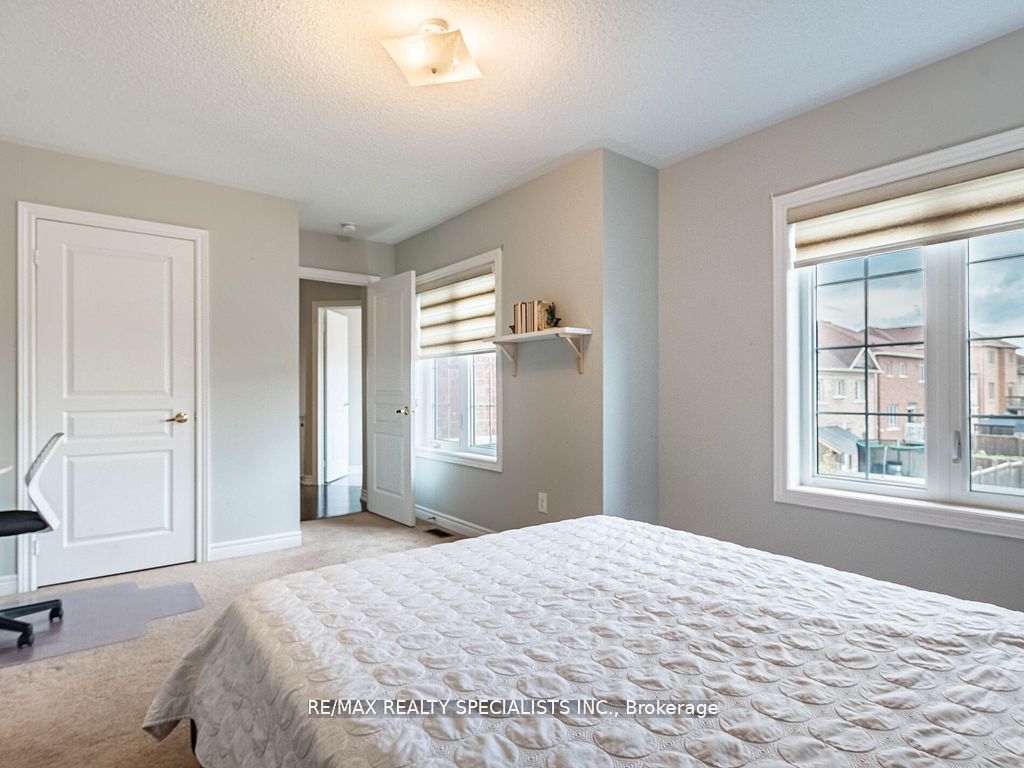 26 Lloyd Cres