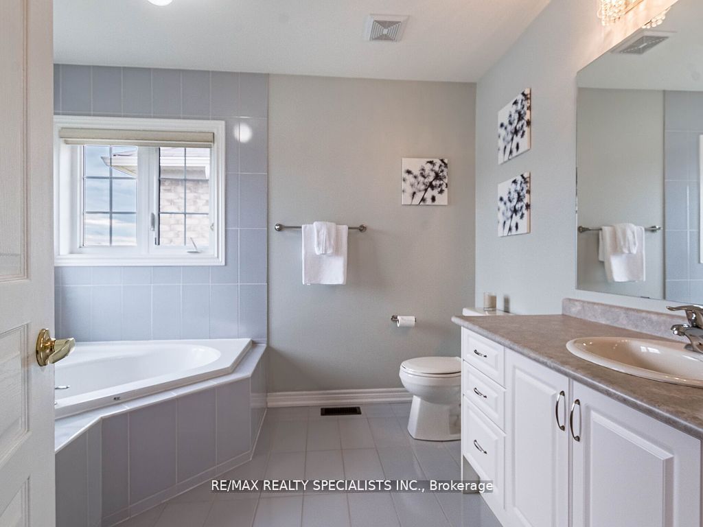 26 Lloyd Cres