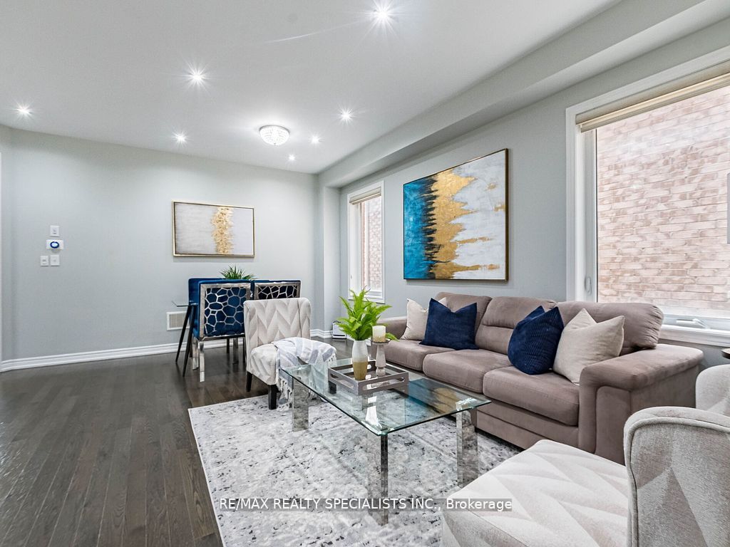 26 Lloyd Cres