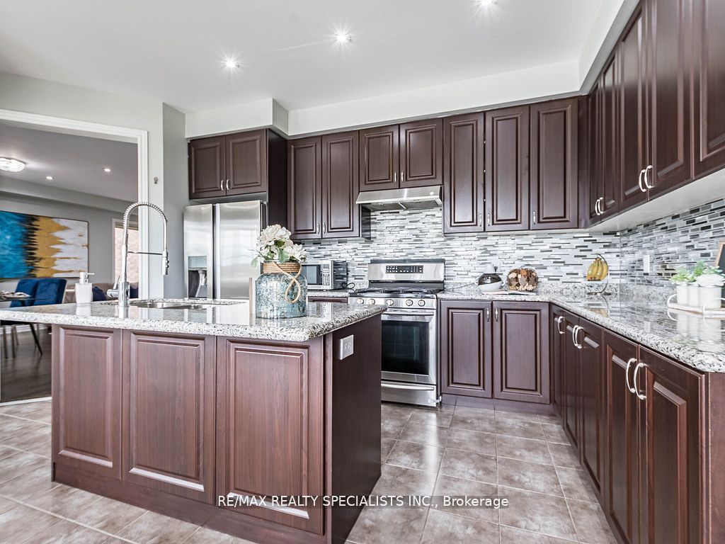 26 Lloyd Cres