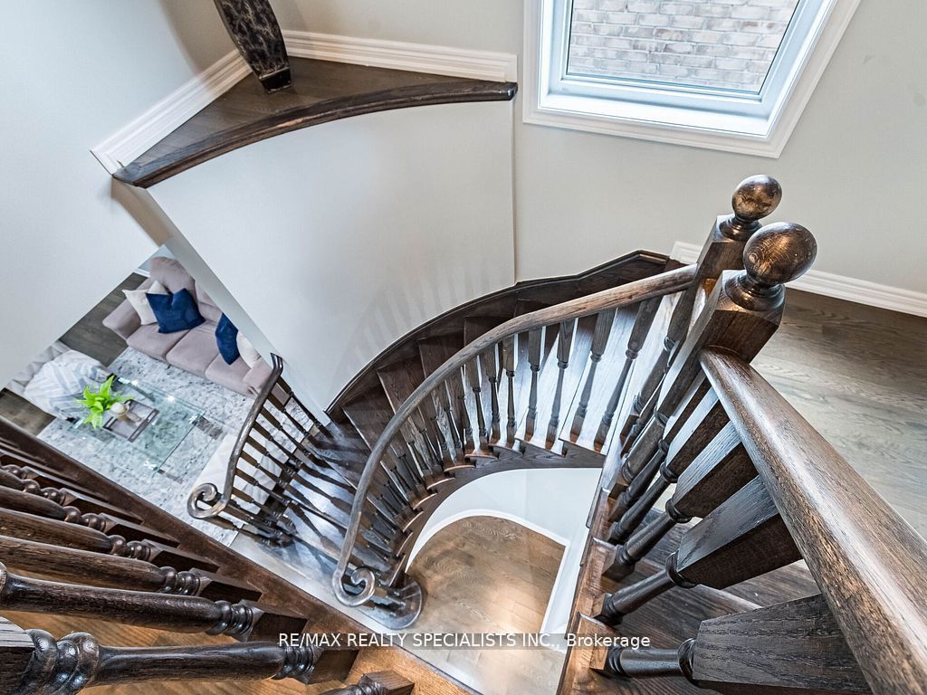 26 Lloyd Cres