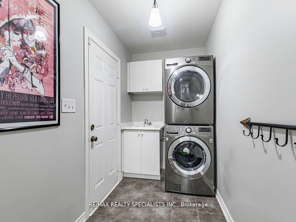 26 Lloyd Cres