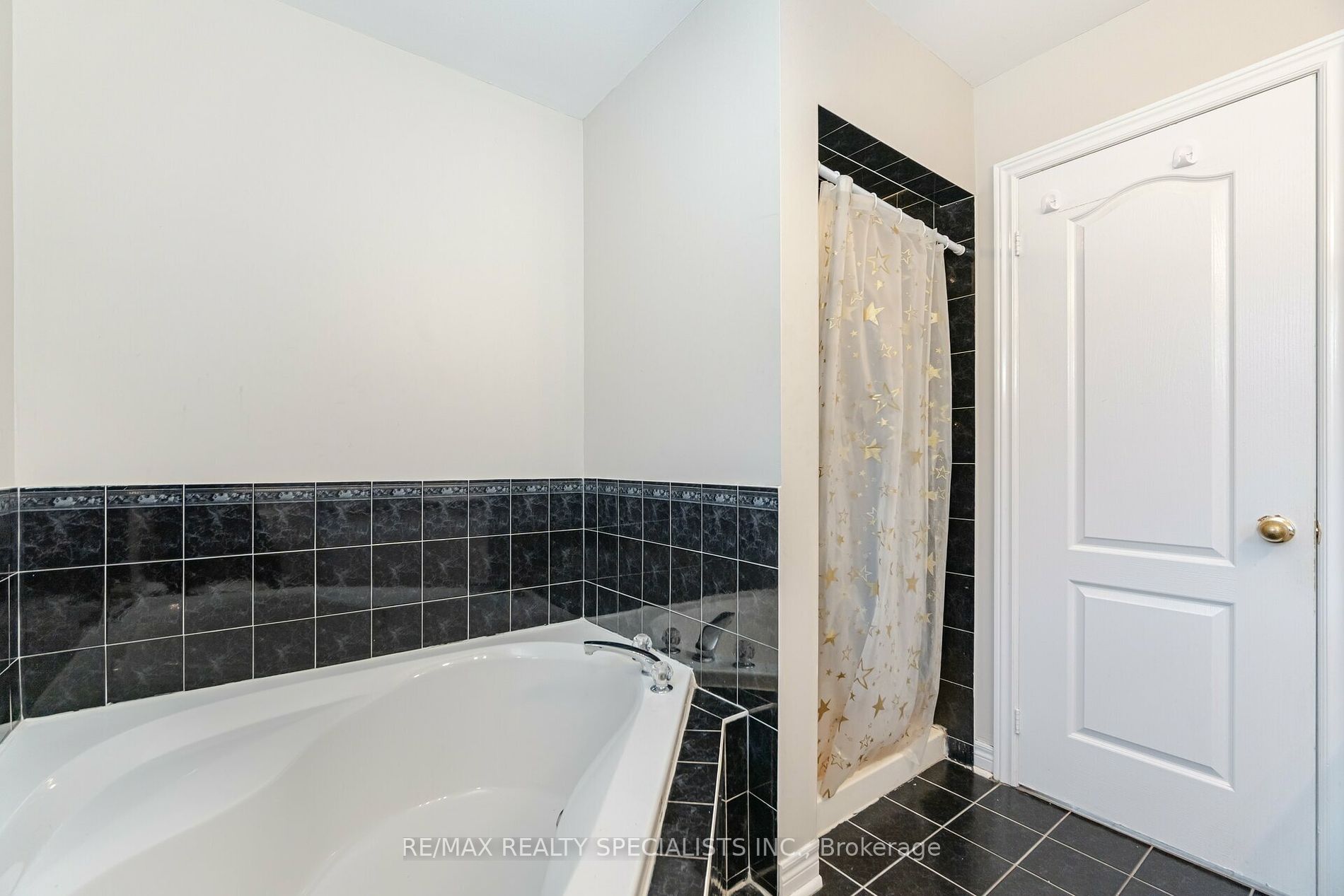 9 Whitewash Way