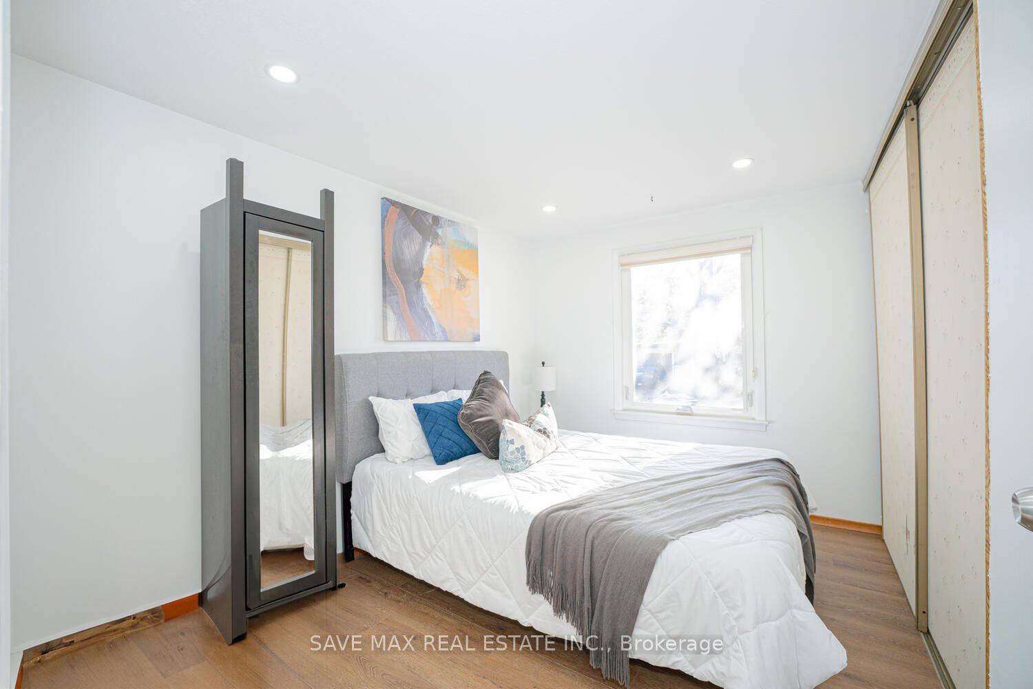 2 Geneva Cres