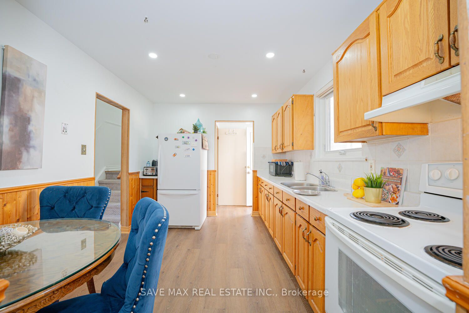 2 Geneva Cres