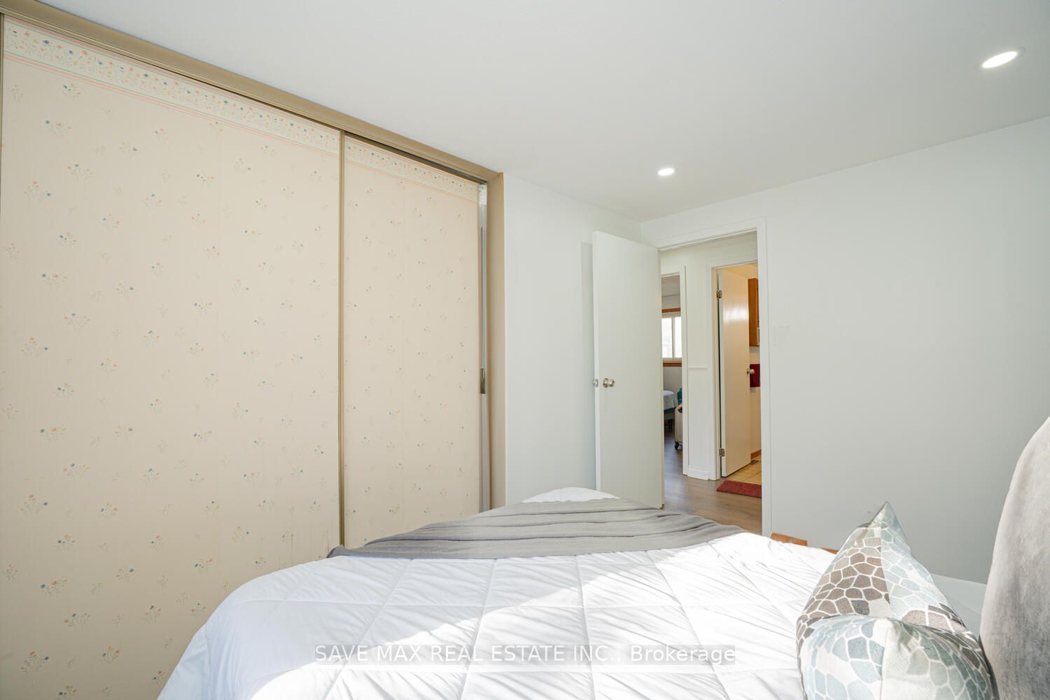 2 Geneva Cres