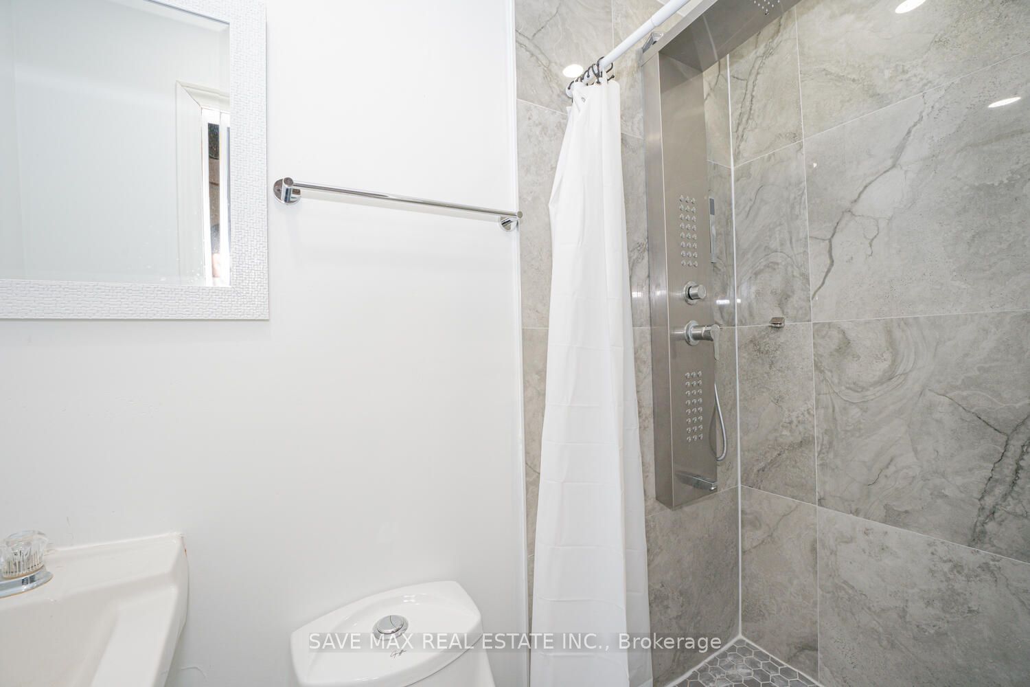 2 Geneva Cres