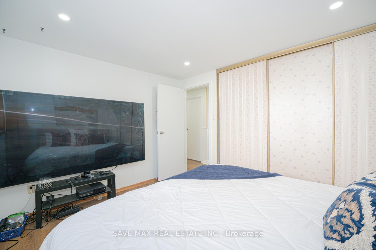 2 Geneva Cres