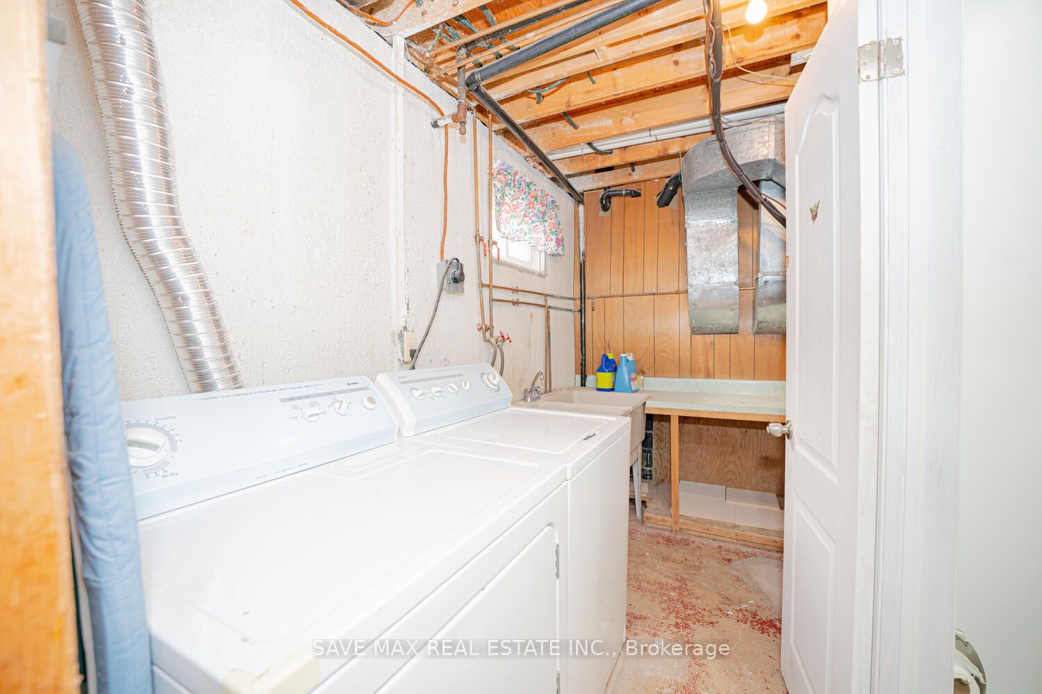 2 Geneva Cres