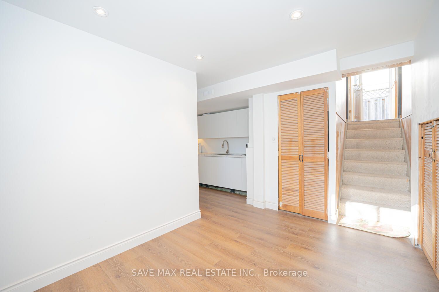 2 Geneva Cres