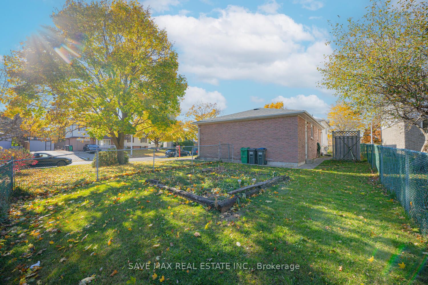 2 Geneva Cres