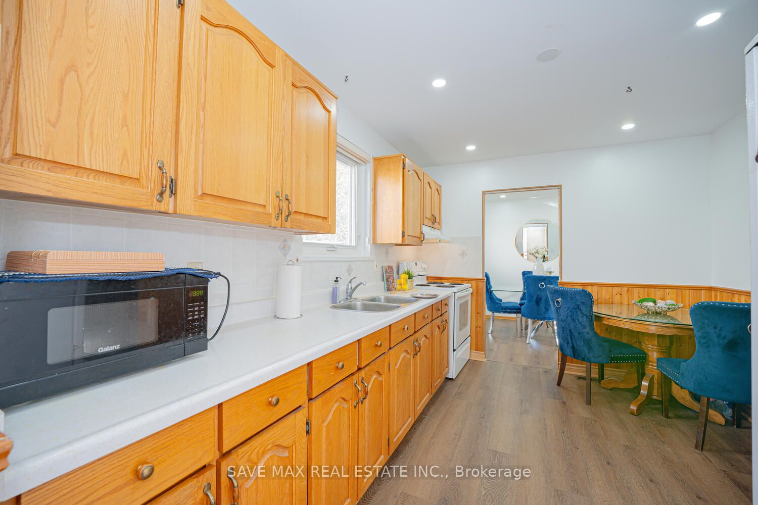 2 Geneva Cres