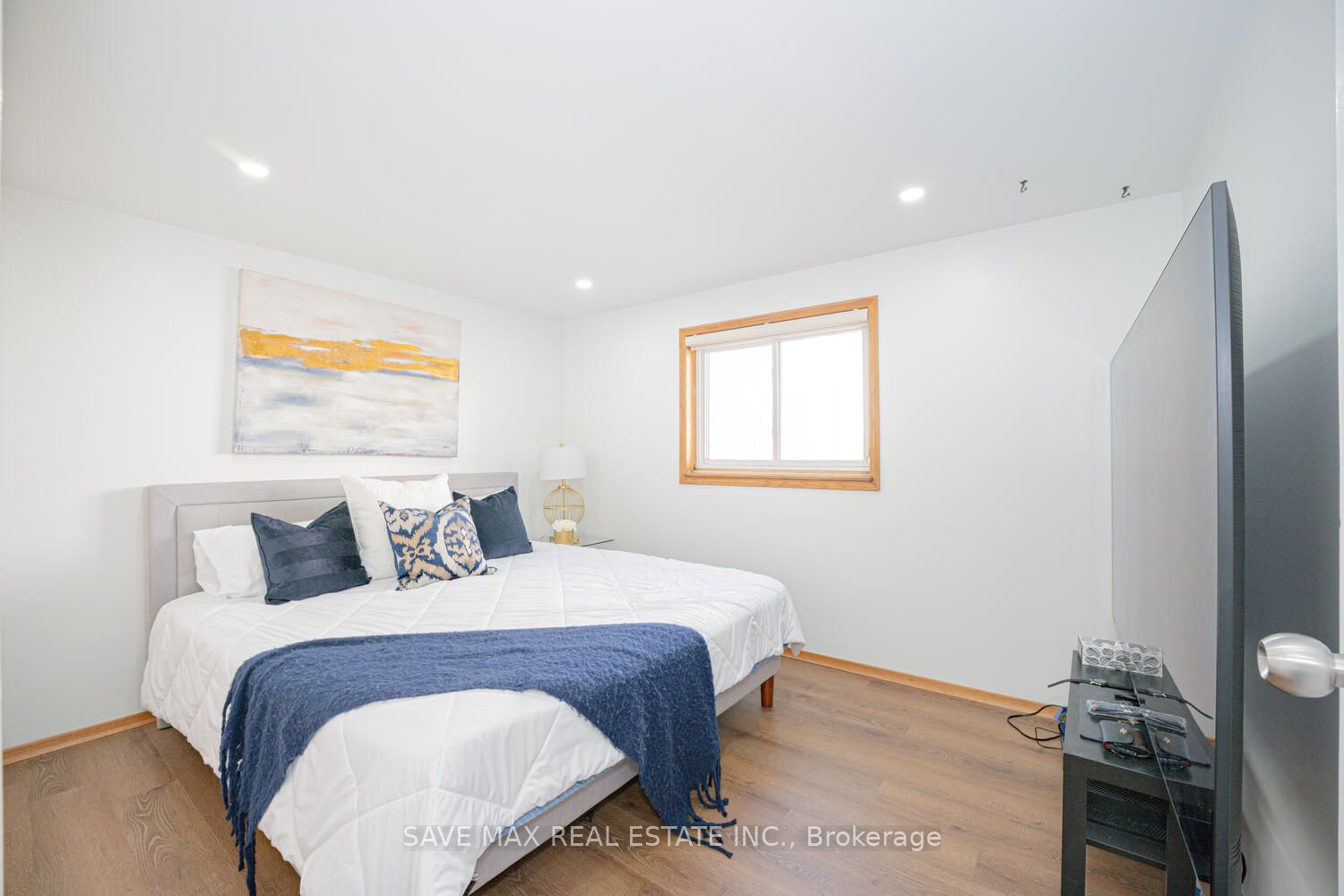 2 Geneva Cres