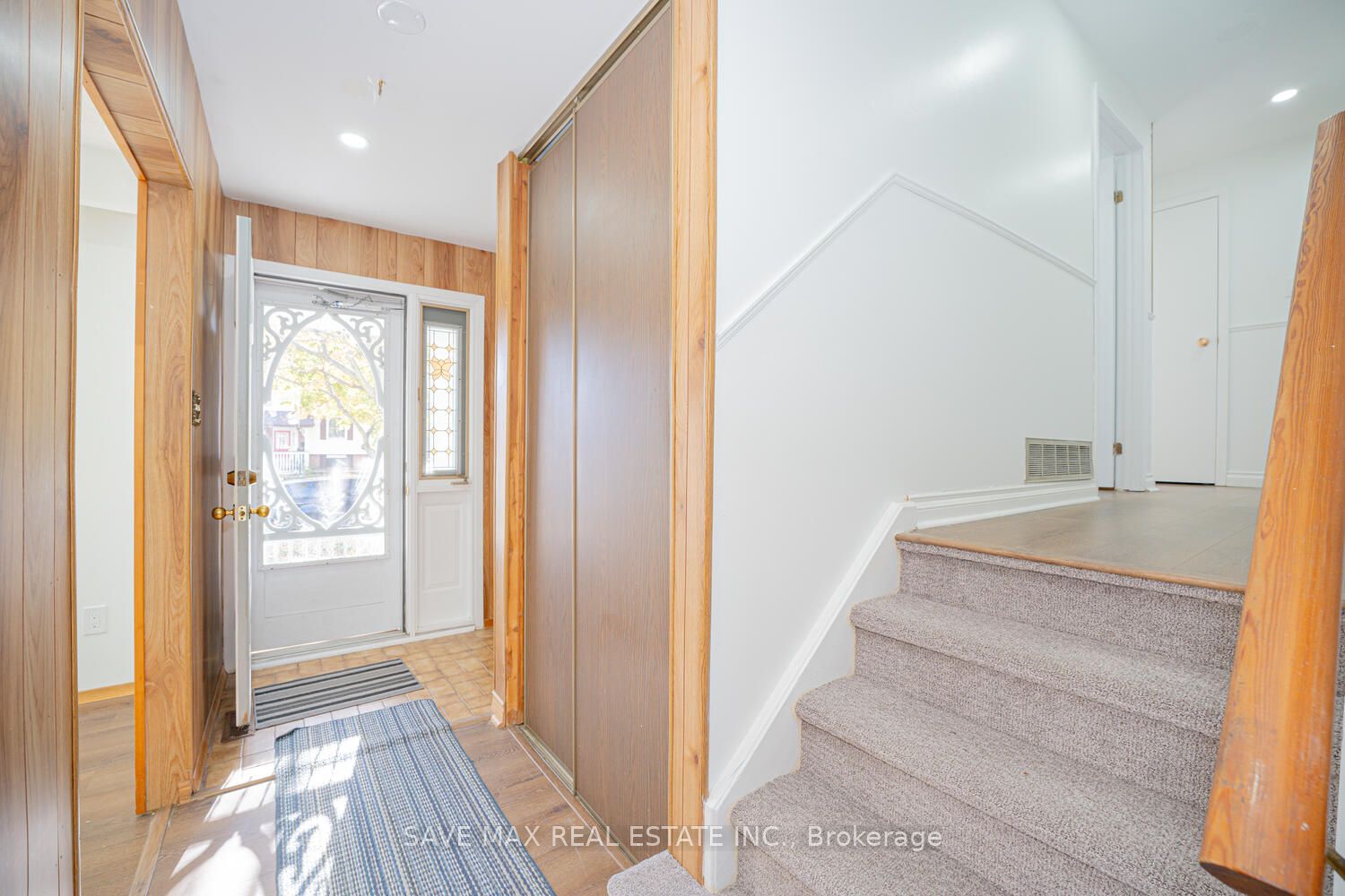 2 Geneva Cres