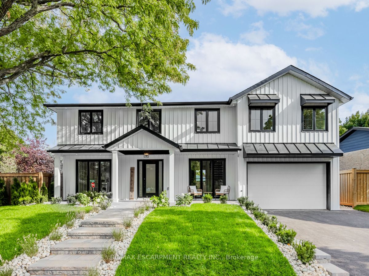 2212 Urwin Cres