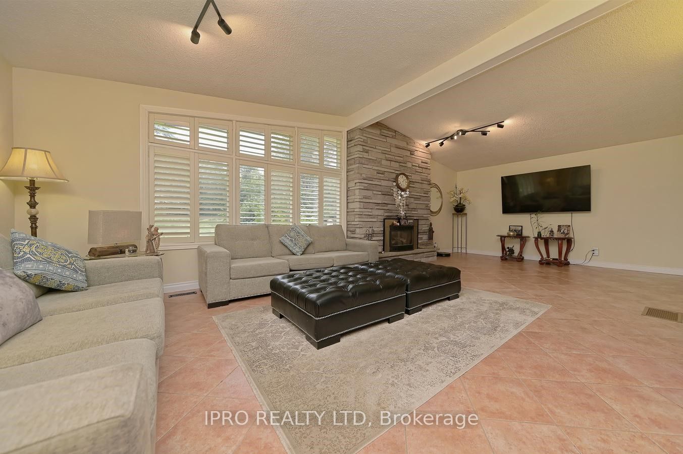 16 Cedar Dr