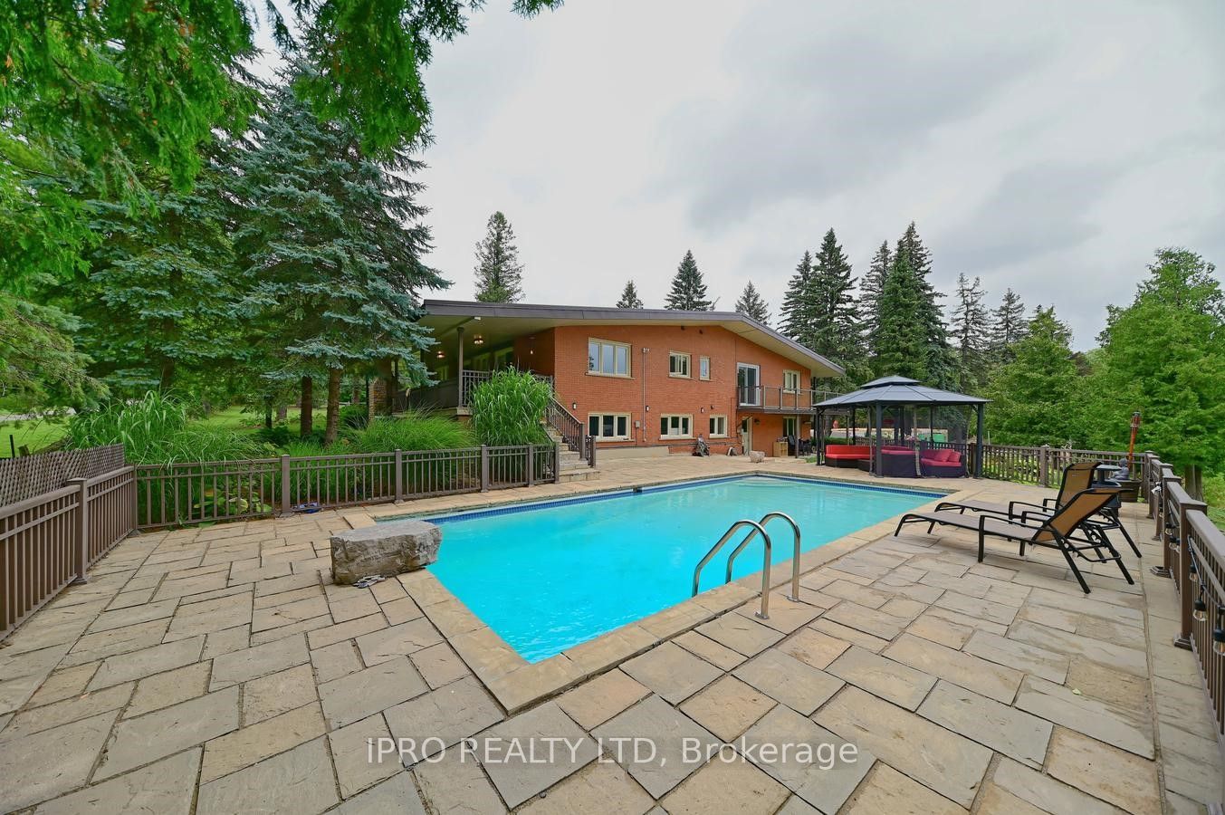 16 Cedar Dr