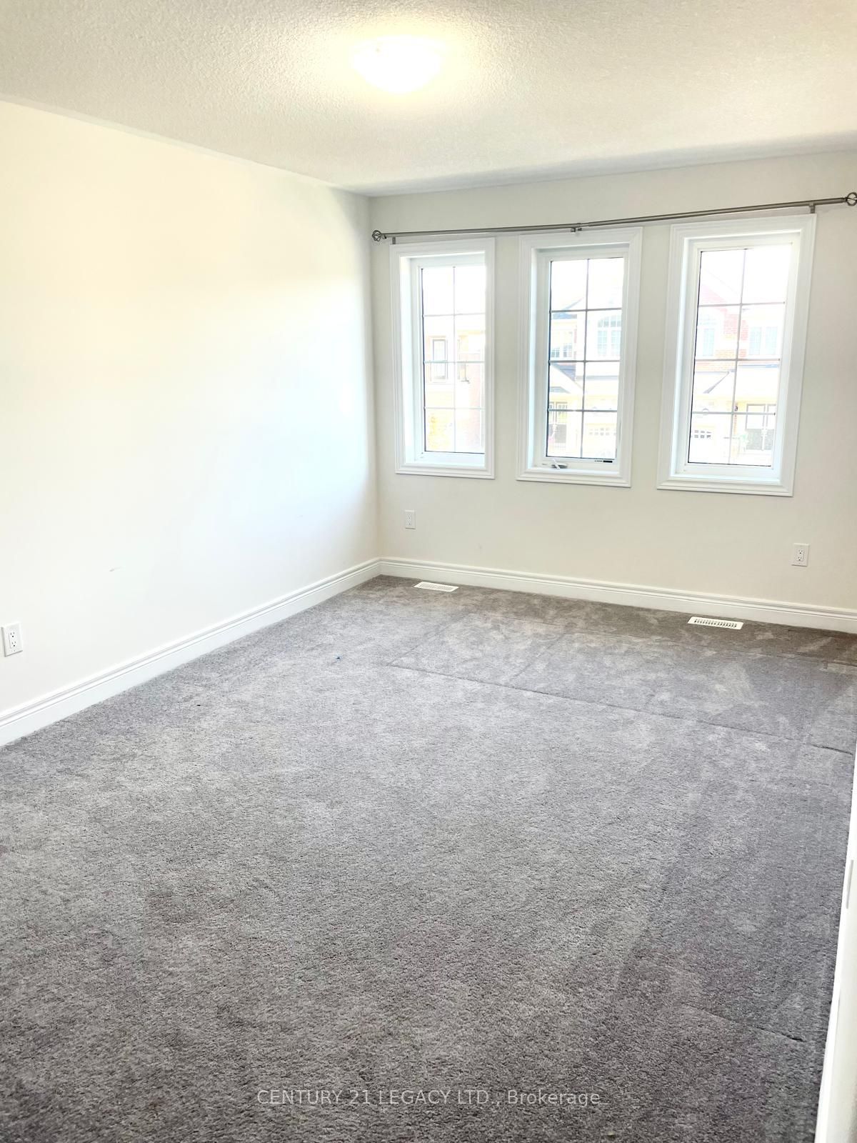17 Overstone Rd