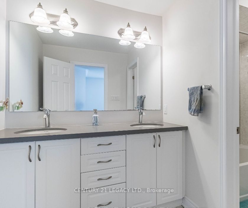 17 Overstone Rd
