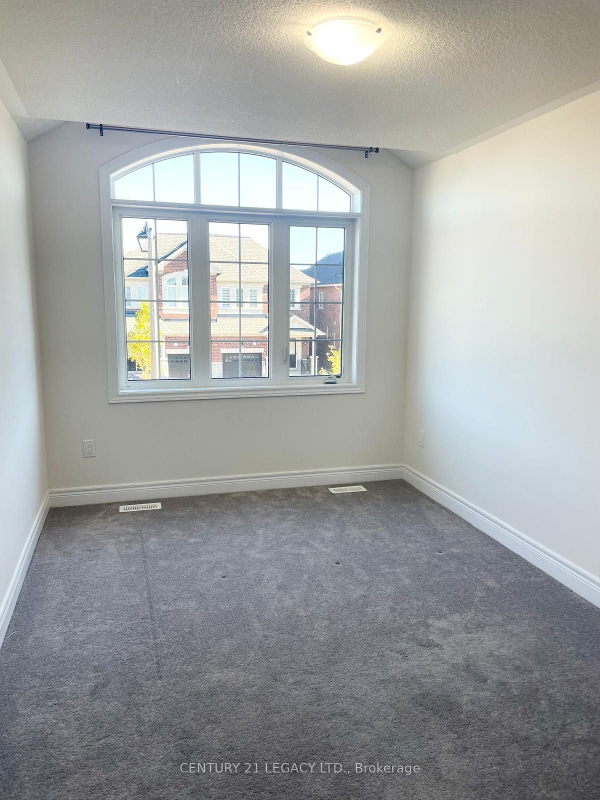 17 Overstone Rd