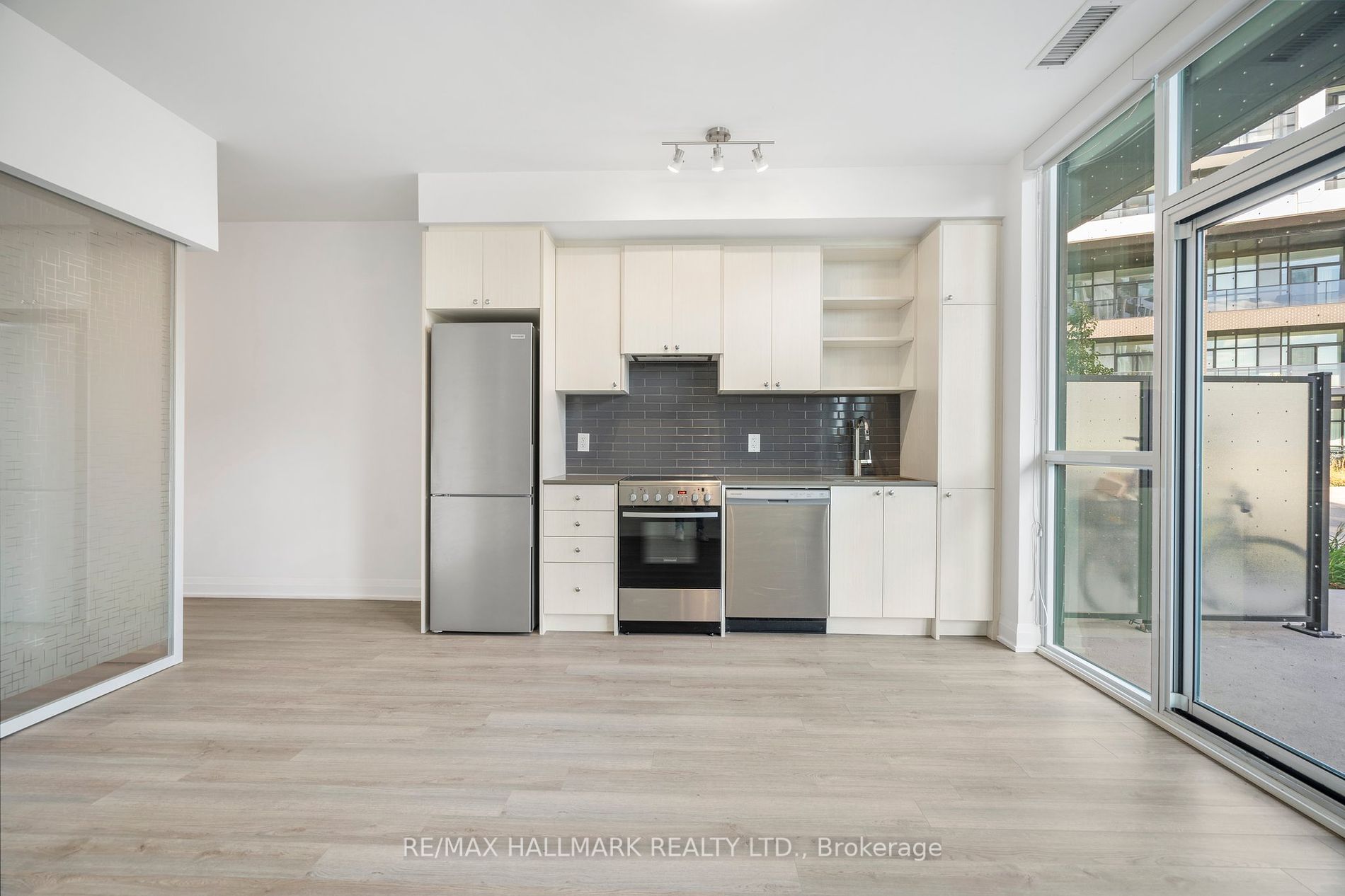 50 George Butchart Dr, #118