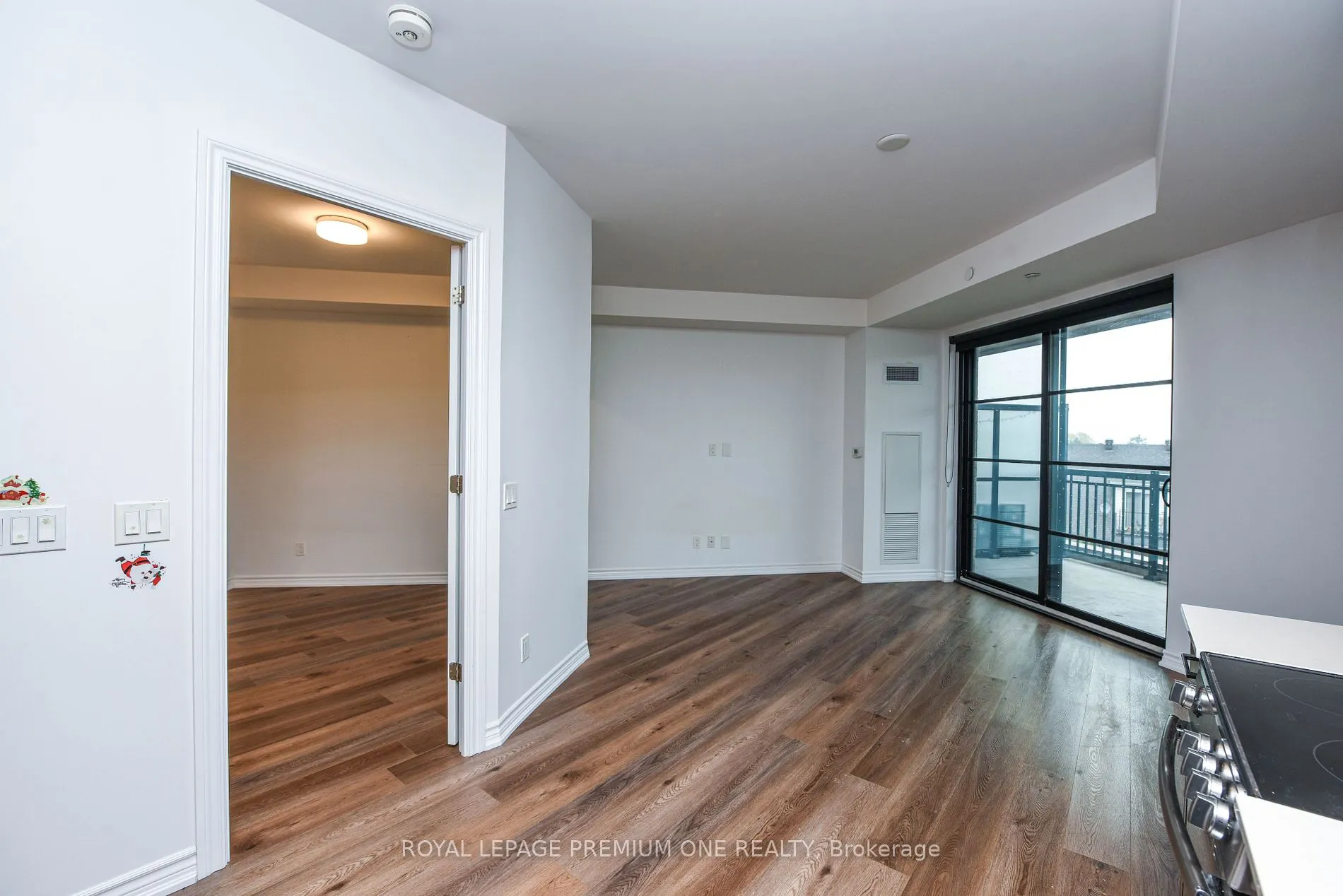 571 Prince Edward Dr N, #401