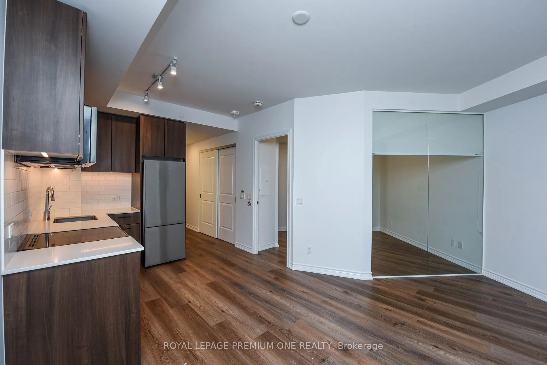 571 Prince Edward Dr N, #401