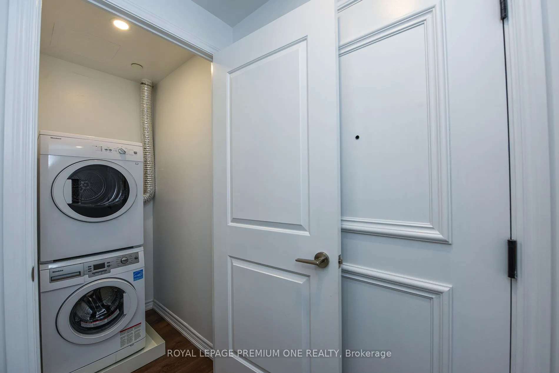571 Prince Edward Dr N, #401