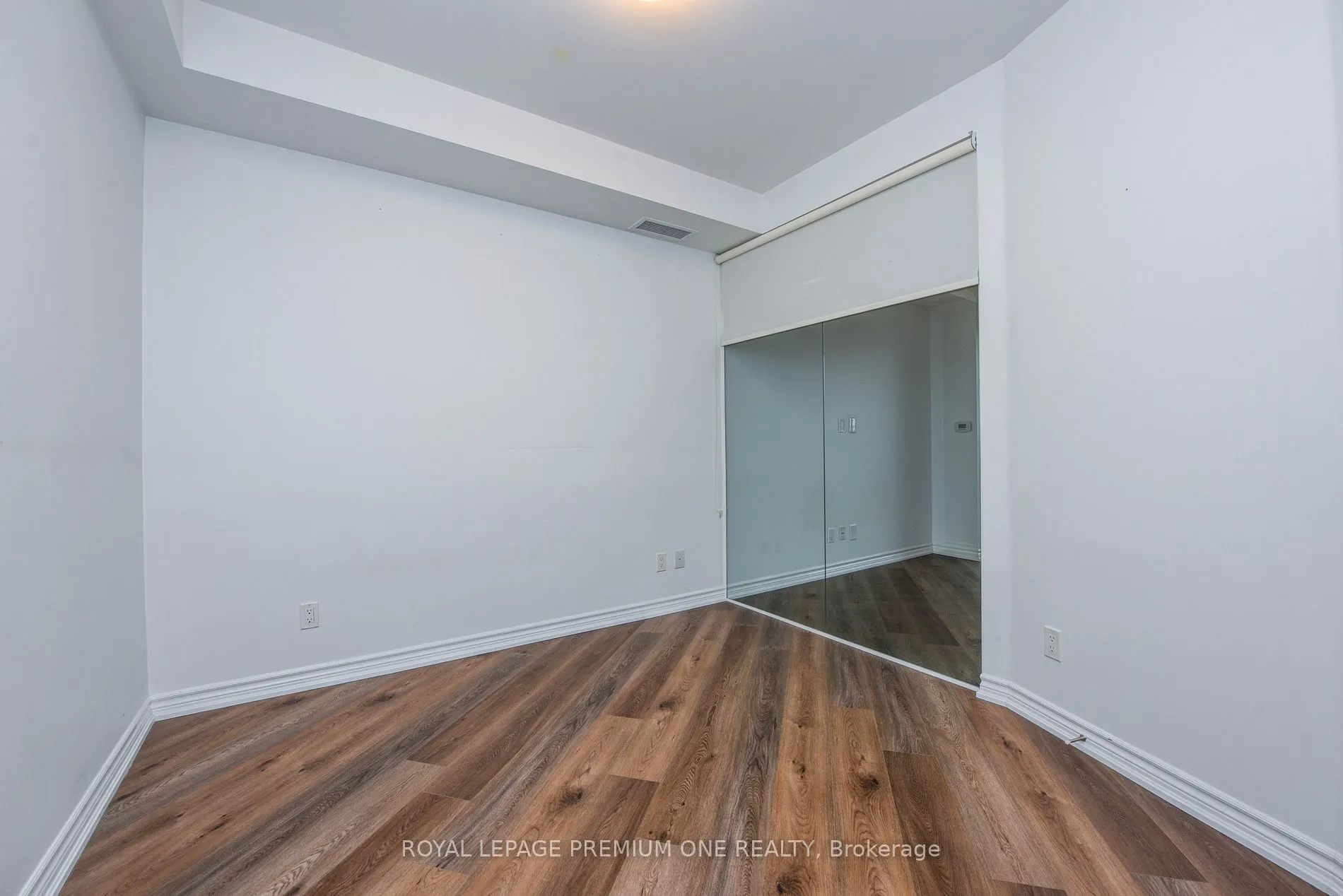 571 Prince Edward Dr N, #401