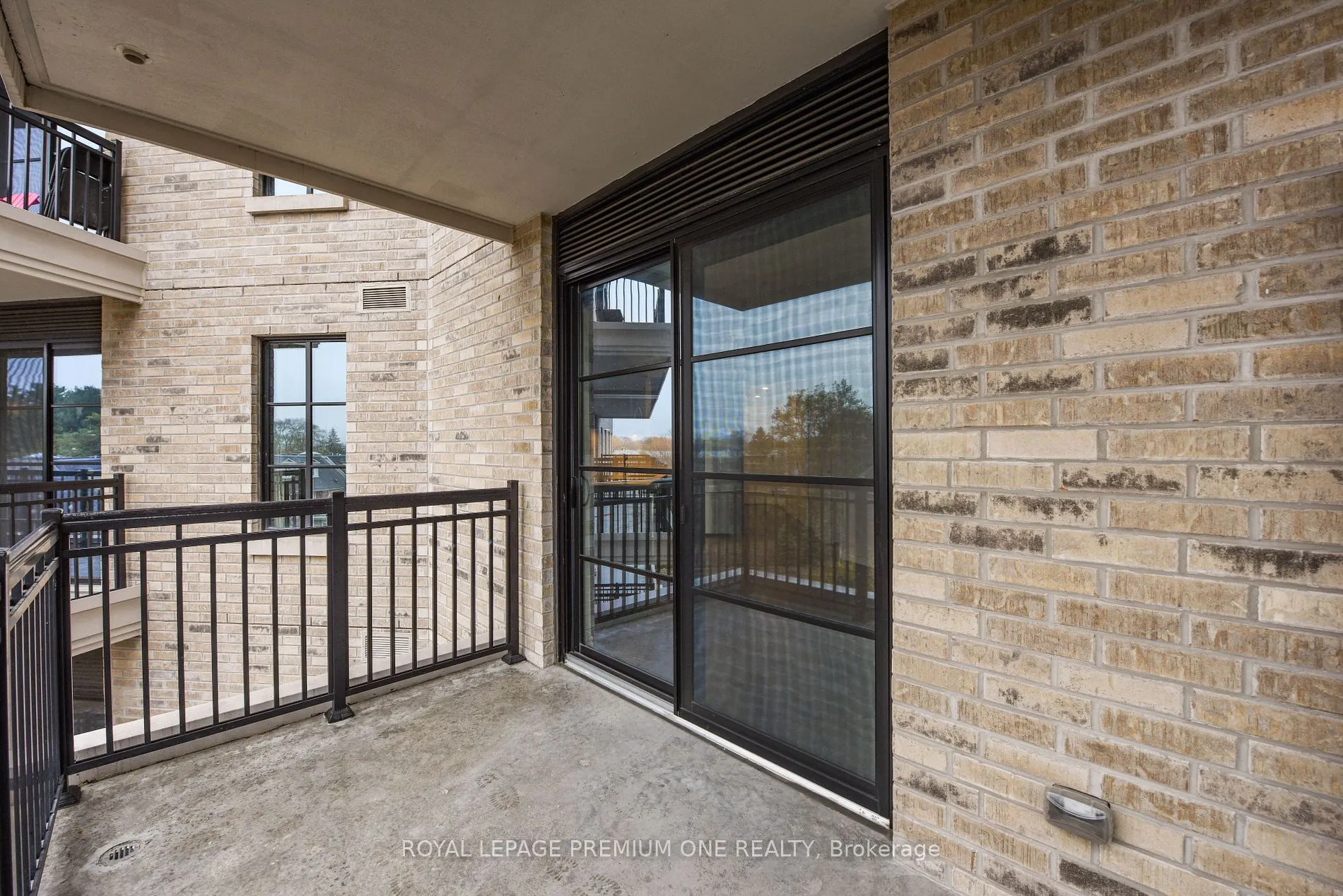 571 Prince Edward Dr N, #401