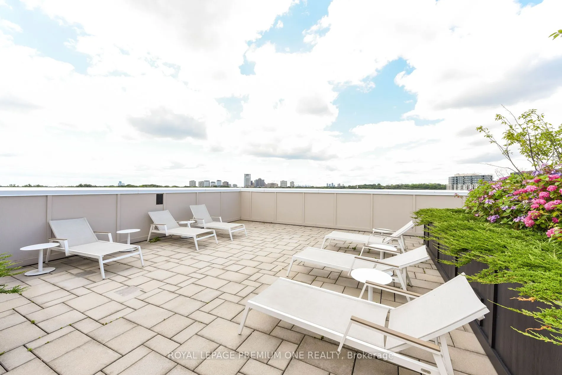 571 Prince Edward Dr N, #512