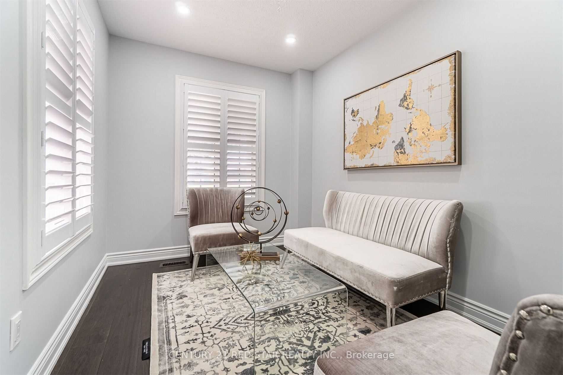 32 Gold Park Pl