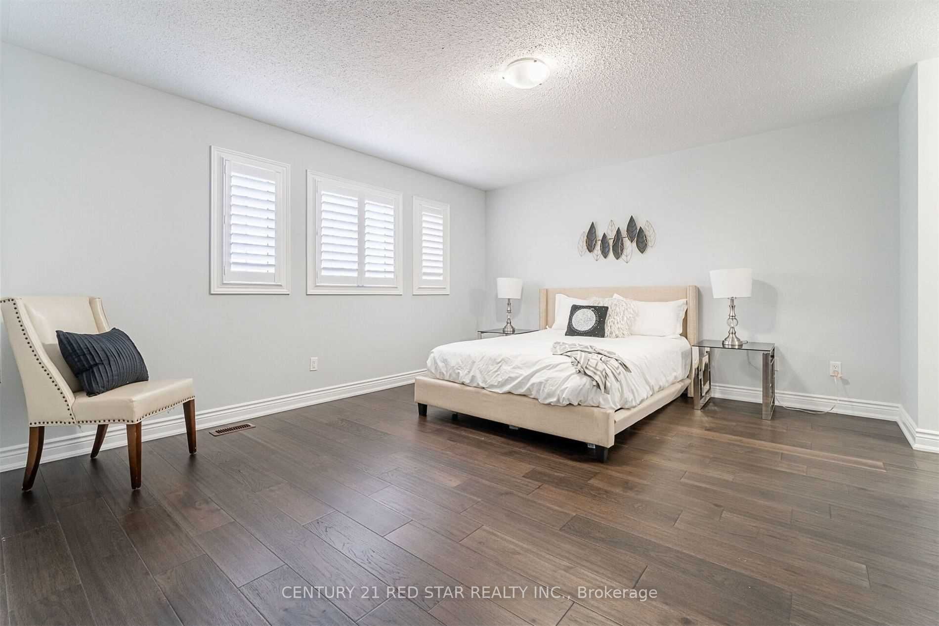 32 Gold Park Pl