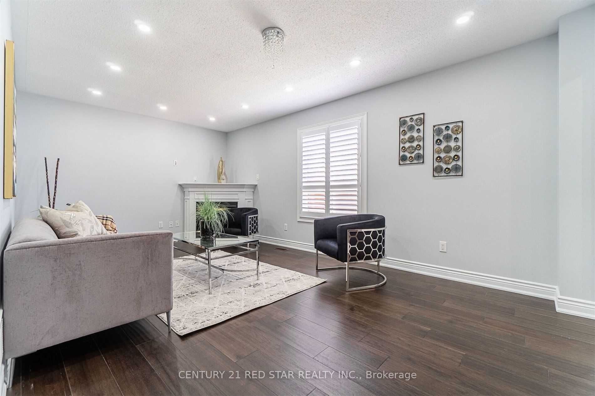 32 Gold Park Pl