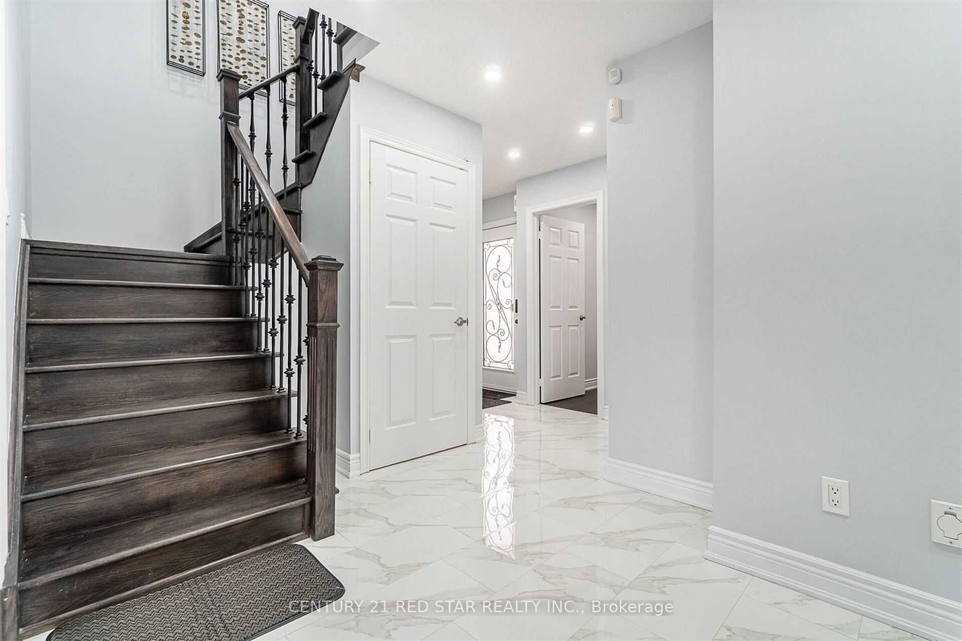 32 Gold Park Pl