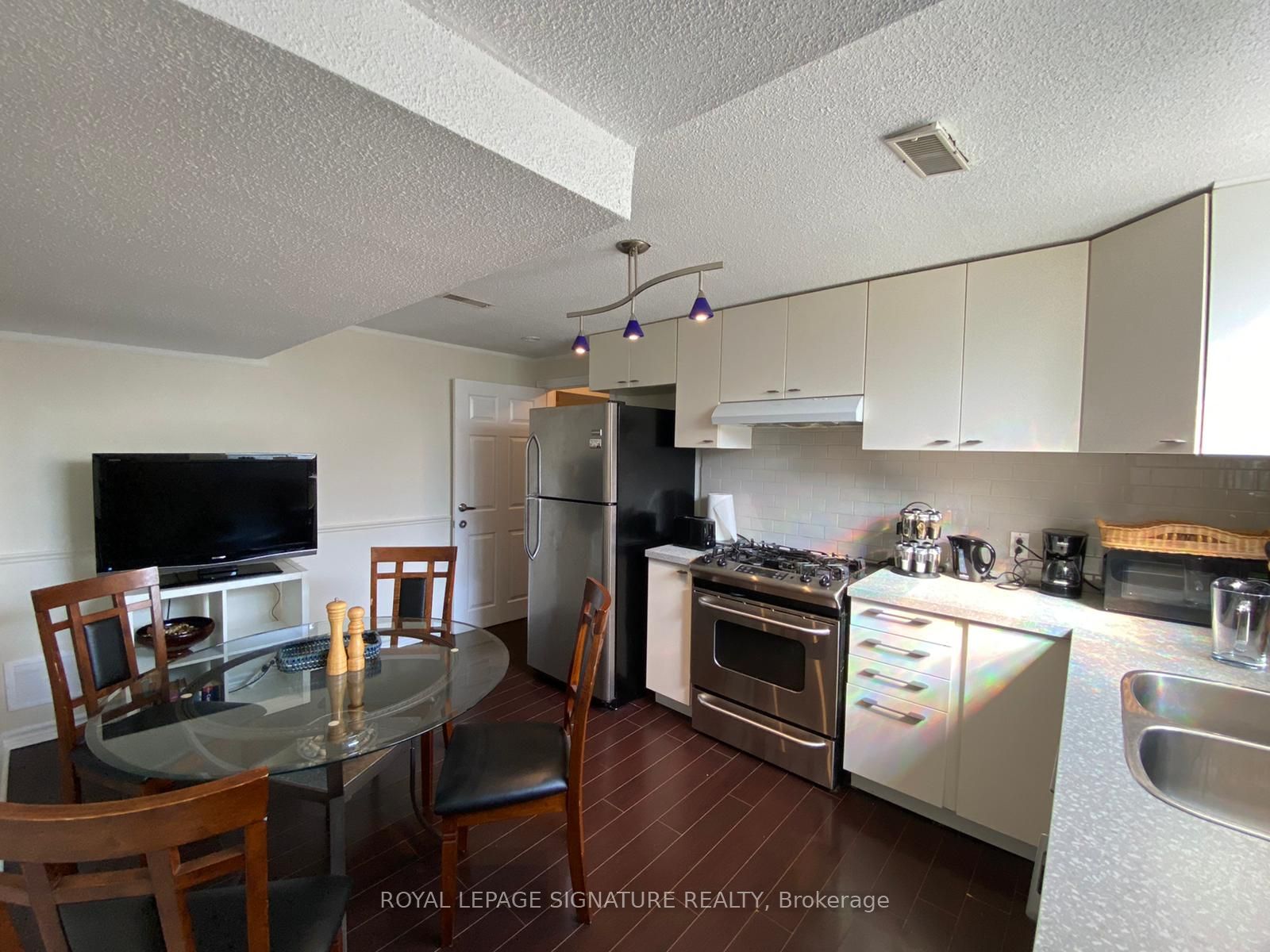 1 Dundee Dr, #Main
