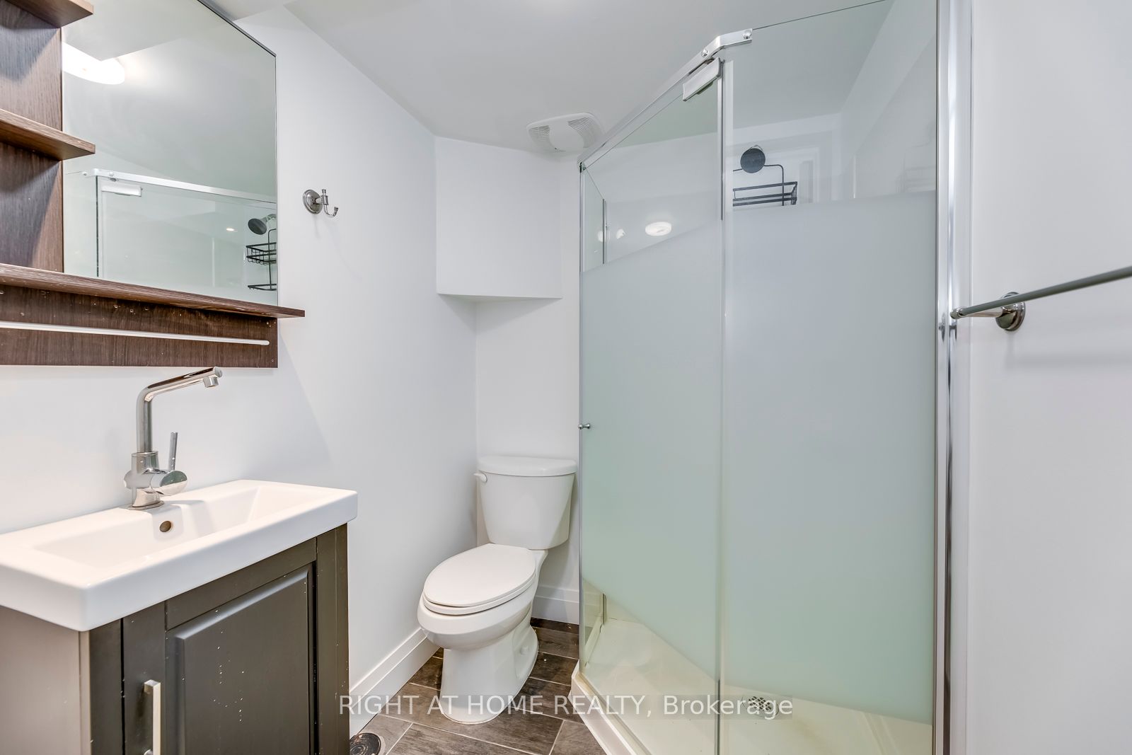 5 Saunders Cres