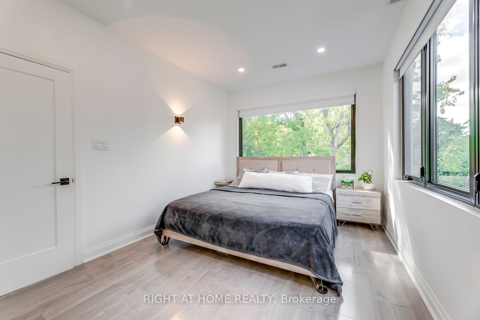 5 Saunders Cres