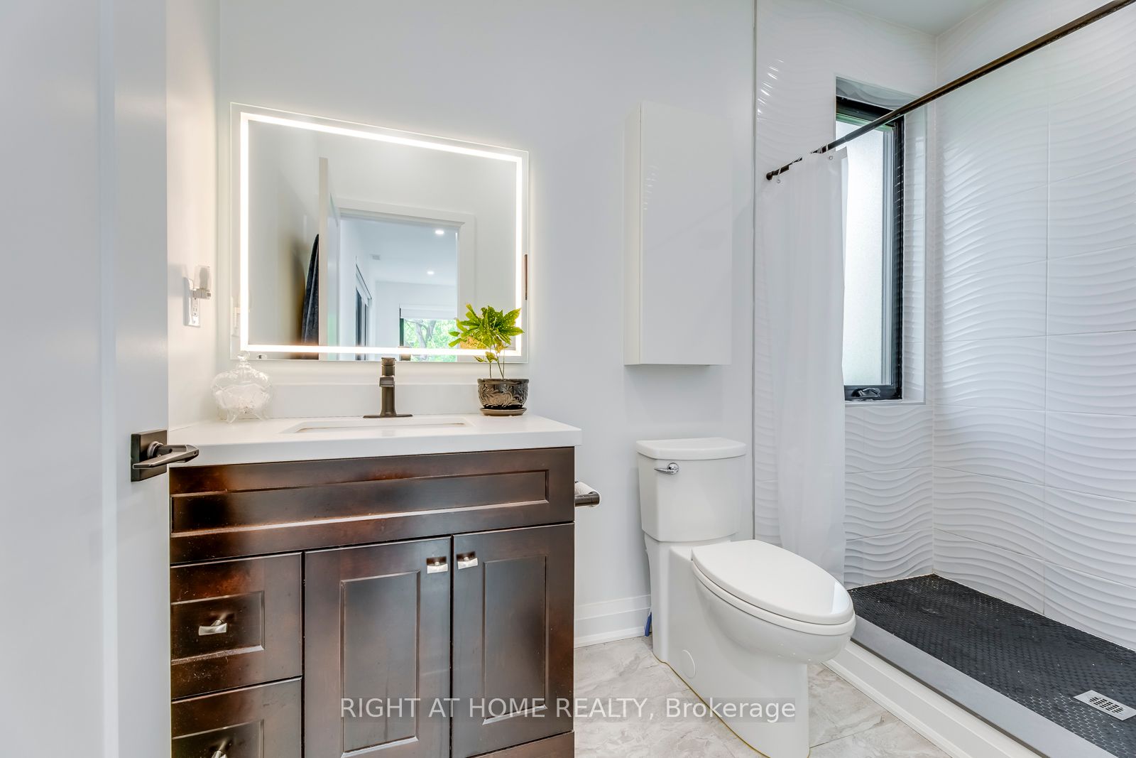 5 Saunders Cres