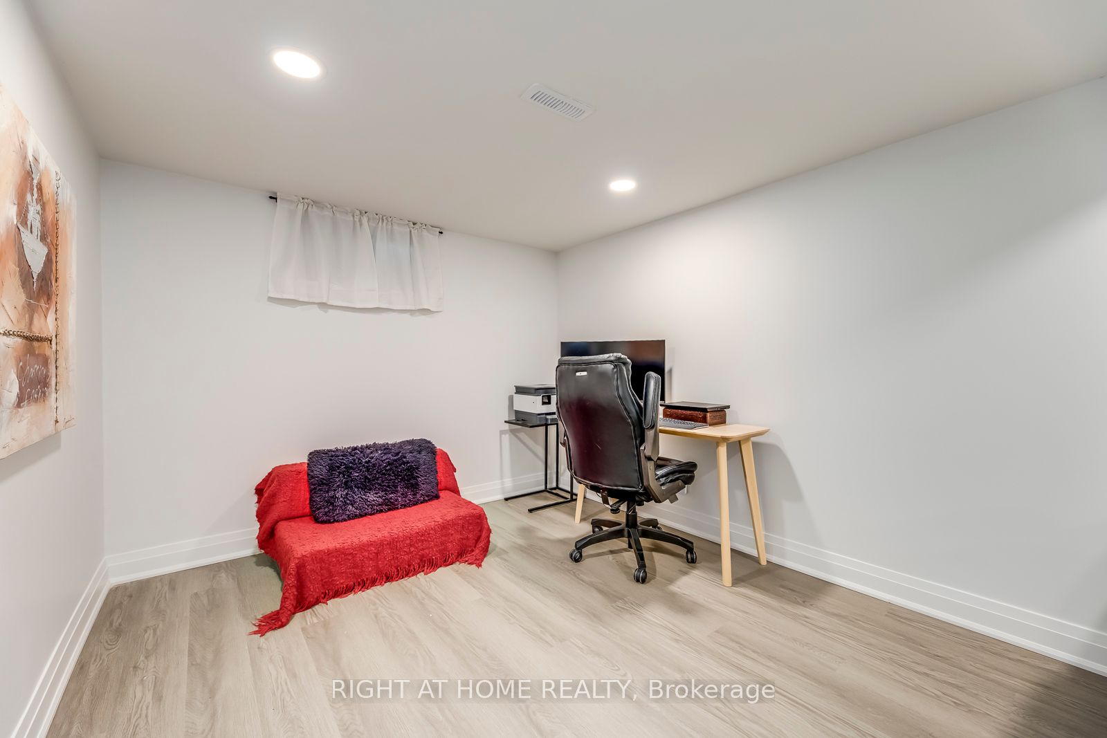 5 Saunders Cres