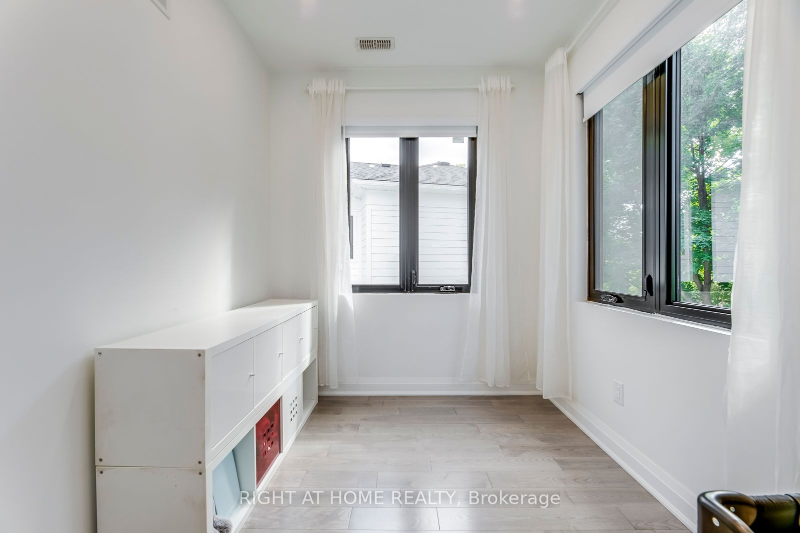 5 Saunders Cres