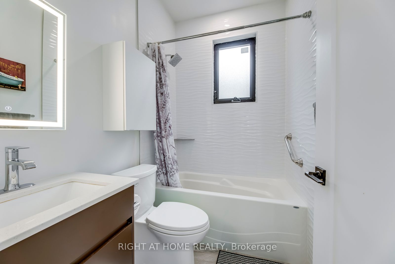 5 Saunders Cres